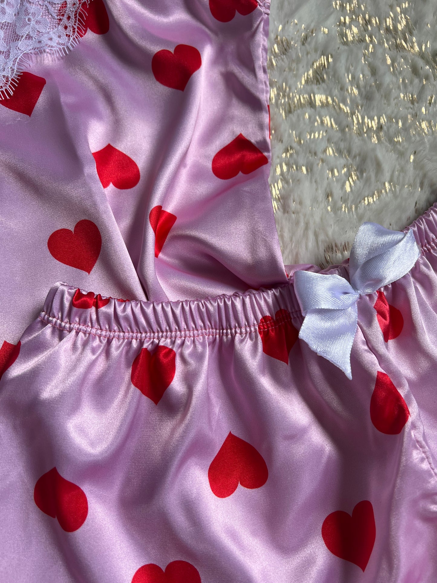 PIJAMA SHORT TIRITAS EN SATIN CON ENCAJE- CORAZONES