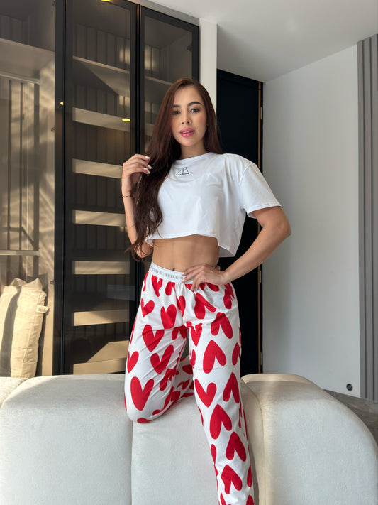 PIJAMA DE PANTALON CON ELASTICO YEILÚ Y CAMISA UNICOLOR - CORAZONES ROJOS