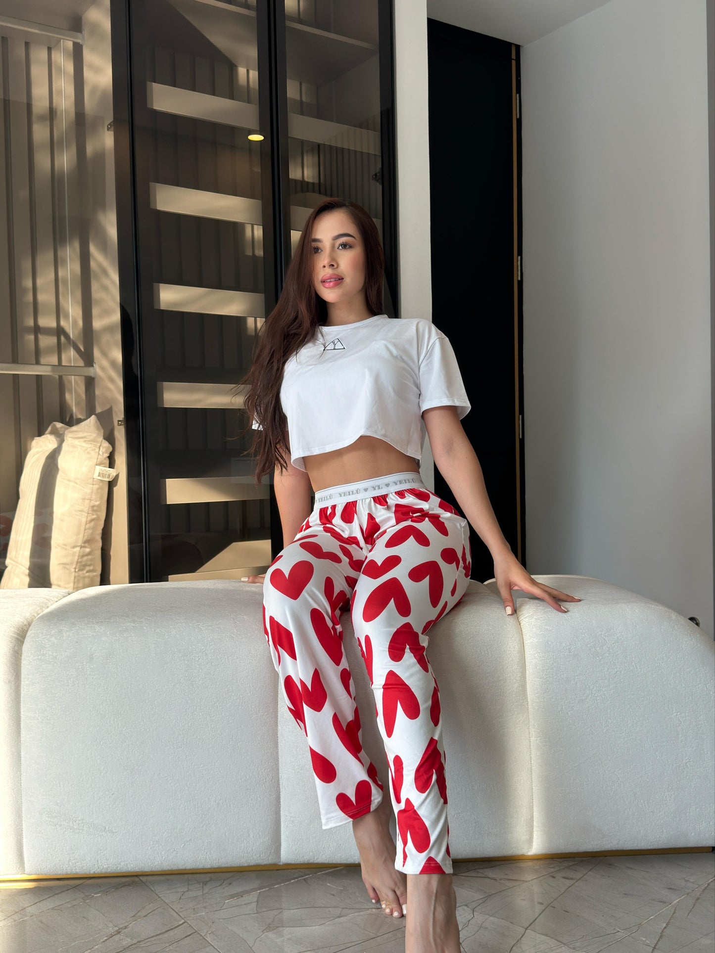 PIJAMA DE PANTALON CON ELASTICO YEILÚ Y CAMISA UNICOLOR - CORAZONES ROJOS